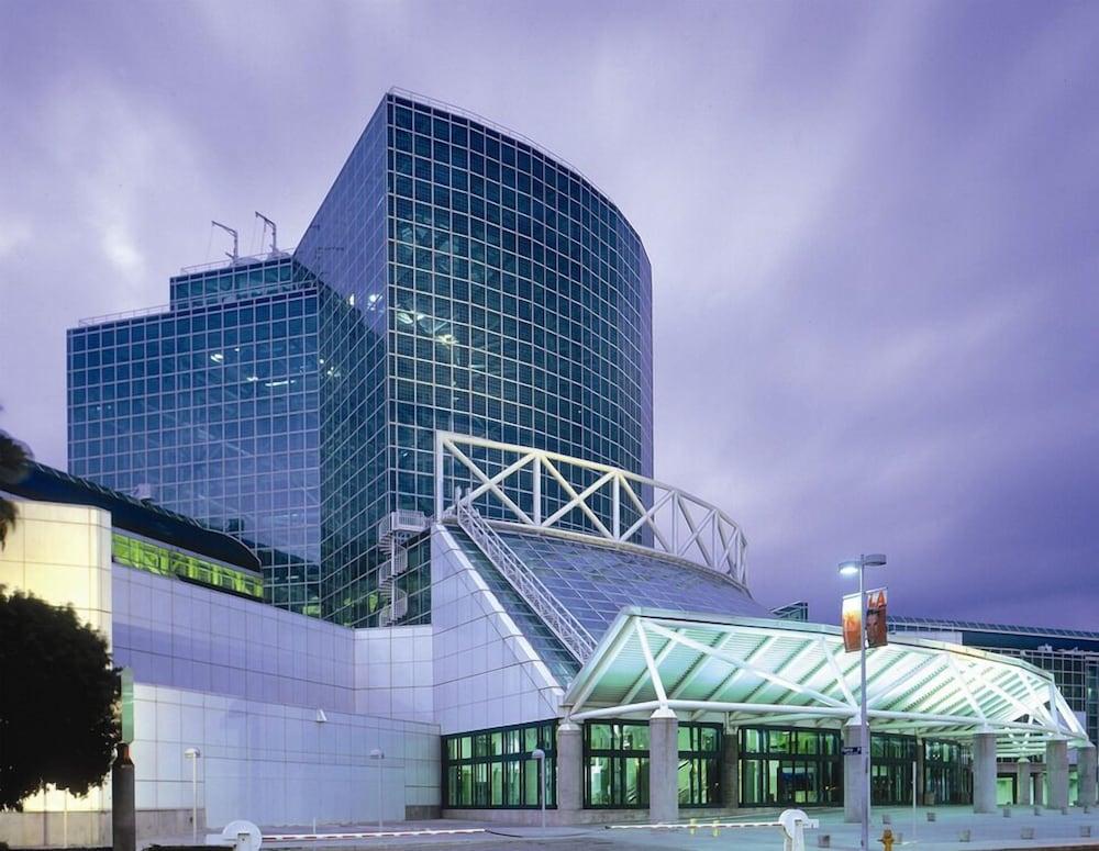Hotel The Live